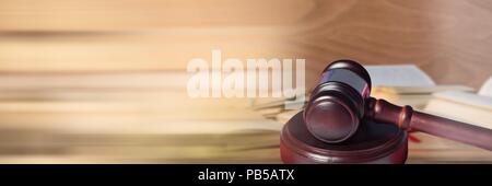 Marteau en face de livres de droit de l'information avec transition Banque D'Images