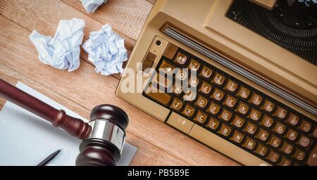 Gavel on desk avec machine à écrire Banque D'Images