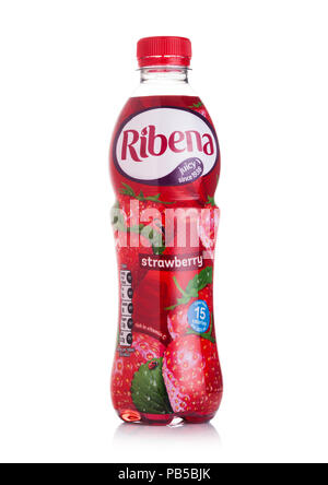 Londres, Royaume-Uni - 29 juillet 2018 : Bouteille en plastique de Ribena fraise verre sur fond blanc. Banque D'Images