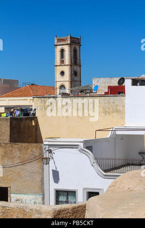 Vue sur la ville dans l'ancienne forteresse portugaise. Toits de maisons et une tour. Ciel bleu. El Jadida, Maroc. Banque D'Images