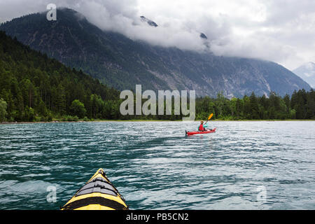 Deux kayaks sur la pagaie Plansee, Woman in red kayak Kayak sur Plansee, Autriche Banque D'Images