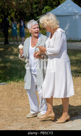 Son Altesse Royale la duchesse de Cornouailles rit avec Dame Judi Dench (à gauche) lors de leur visite à Osborne, sur l'île de Wight. Photo date le mardi 24 juillet, 2 Banque D'Images