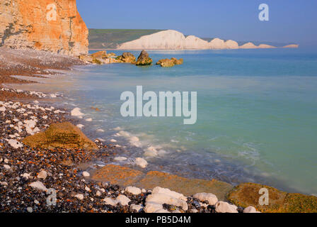 Belle côte britannique Seven Sisters cliffs East Sussex uk entre Seaford et Eastbourne avec le clapotis de la mer des rochers Banque D'Images