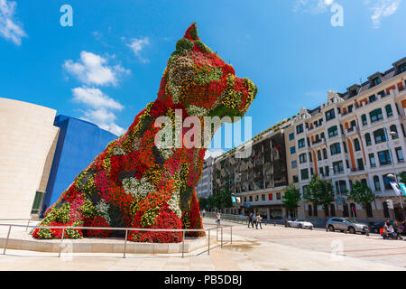 Bilbao Jeff Koons, vue de l'immense Jeff Koons Puppy composé de vraies fleurs installé en dehors de la musée Guggenheim de Bilbao, dans le Nord de l'Espagne Banque D'Images