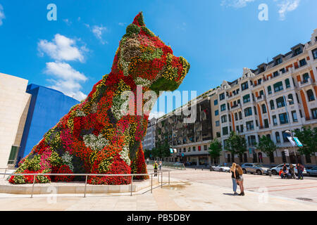 Jeff Koons Puppy, vue sur l'immense Jeff Koons Puppy composé de fleurs réelles situé à l'extérieur du musée Guggenheim à Bilbao, dans le nord de l'Espagne Banque D'Images