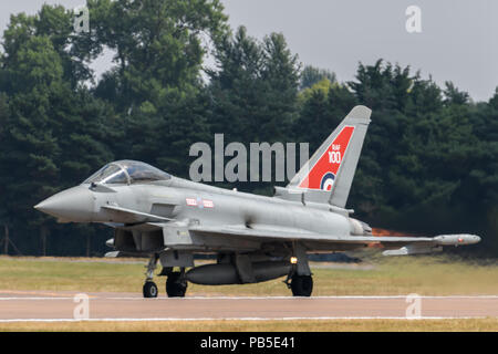 L'Eurofighter Typhoon aéronef effectuant au Royal International Air Tattoo Banque D'Images