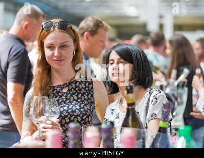 KIEV, UKRAINE - 2 juin 2018 : les jeunes femmes blanc goût mousseux à Kiev Fête du Vin. 77 vignerons de partout dans le monde ont pris part à la grande f Banque D'Images