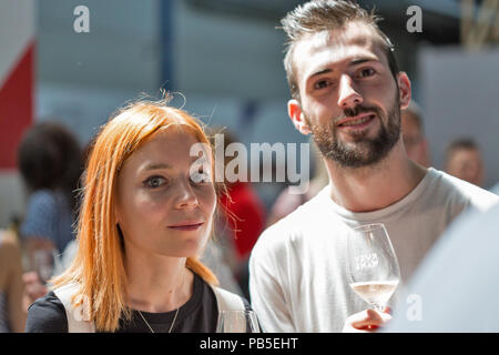 KIEV, UKRAINE - juin 2, 2018 : jeunes goût vin pétillant blanc à Kiev Fête du Vin. 77 vignerons de partout dans le monde ont pris part à la grande Banque D'Images