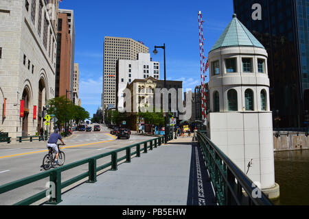 La rue du Wisconsin du pont sur la rivière au centre-ville de Milwaukee. Banque D'Images