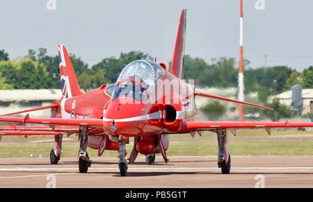 Royal Air Force Hawk de BAE Systems flèches rouge T1/T1A au roulage au sol des avions RAF Fairford prêt à effectuer leur routine étonnante à RIAT 2018 Banque D'Images