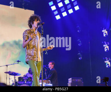 KIEV, UKRAINE - le 05 juillet 2018 : Laura Pergolizzi, un chanteur et auteur-compositeur qui exécute sous le nom de scène de LP, live à l'Atlas Fes Week-end Banque D'Images