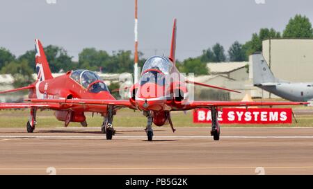 Royal Air Force Hawk de BAE Systems flèches rouge T1/T1A au roulage au sol des avions RAF Fairford prêt à effectuer leur routine étonnante à RIAT 2018 Banque D'Images