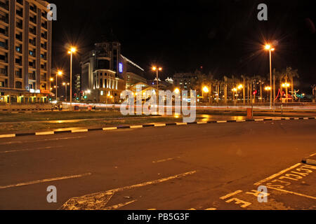 Vue de nuit sur la Place d'armes et rue de l'Intendance à Port Louis, Maurice, avec le Caudan Waterfront à l'arrière-plan Banque D'Images