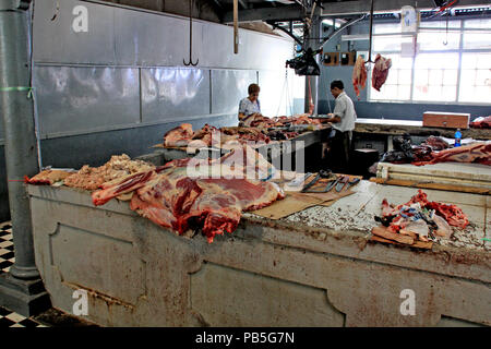 Les gros morceaux de viande en vente à l'étal d'un boucher dans le marché de la viande hall à Port Louis, Ile Maurice Banque D'Images