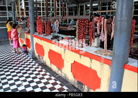 Les saucisses et les différents types de viande pour la vente à l'étal d'un boucher dans le marché de la viande hall à Port Louis, Ile Maurice Banque D'Images