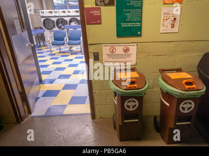 Bacs pour la New York Ministère de l'assainissement programme de collecte des déchets organiques dans un immeuble d'aire de service dans le quartier de Chelsea, New York le jeudi, Juillet 19, 2018 . (Â© Richard B. Levine) Banque D'Images