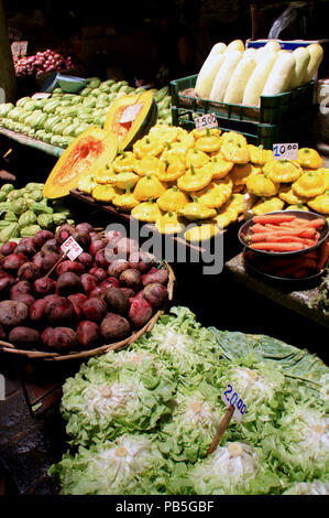 Le potiron, les carottes et les betteraves à la vente à un décrochage dans le marché de fruits et légumes située à Port Louis Banque D'Images