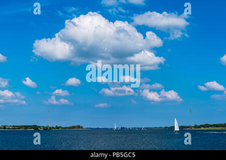 Temps d'été ensoleillé pour la voile sur le Fjord Schlei, Lindaunis, paysage d'Angeln, Schleswig-Holstein, Allemagne Banque D'Images