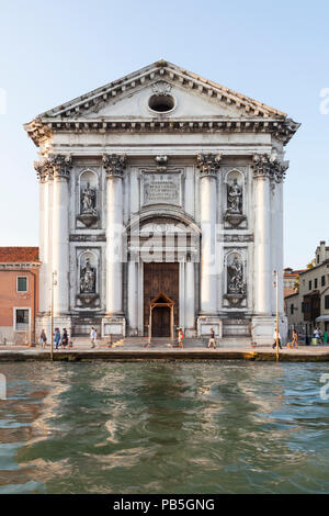 Gesuati Église le Zattere, Dorsoduro, Venise, Vénétie, Italie au coucher du soleil avec une réflexion sur le Canal de la Giudecca. Façade avant Banque D'Images