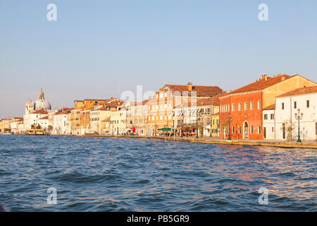 Fondamenta Croce, l'île de Giudecca, Giudecca Canal, Venice, Veneto, Italie au coucher du soleil Banque D'Images