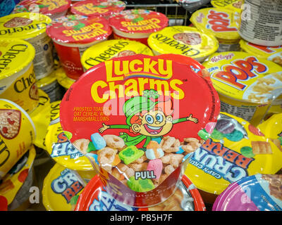 Des contenants de portion individuelle de General Mills' Lucky Charms parmi d'autres céréales pour petit-déjeuner dans un supermarché de New York le Mardi, Juillet 24, 2018. (Â© Richard B. Levine) Banque D'Images