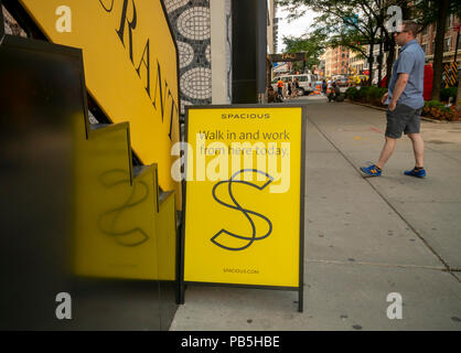 Un signe extérieur de La Sirena restaurant dans le quartier de Chelsea, New York, le vendredi 20 juillet 2018 invite les collègues à utiliser le restaurant via l'espace de travail co-entreprise permettant, spacieux. Fonctionne avec restaurants spacieux pour faciliter les pigistes et d'autres qui n'ont pas de bureau permanent d'utiliser les restaurants comme espaces de co-working pendant les temps vide... comme avant le dîner. (© Richard B. Levine) Banque D'Images