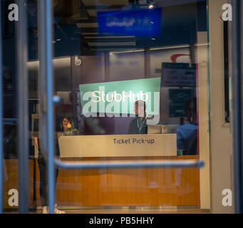 Un courtier de billet en vitrine StubHub Midtown à New York le Mardi, Juillet 24, 2018. StubHub est administré par eBay. (© Richard B. Levine) Banque D'Images