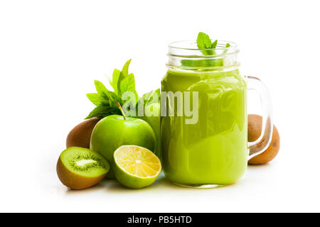 Smoothie frais avec les fruits verts dans un bocal en verre mug isolated on white Banque D'Images