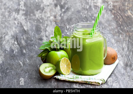 Smoothie frais avec les fruits verts dans un bocal en verre mug on wooden table Banque D'Images