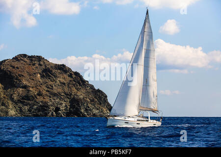 Navigation entre les îles grecques de la Mer Egée. Yachting de luxe. Banque D'Images