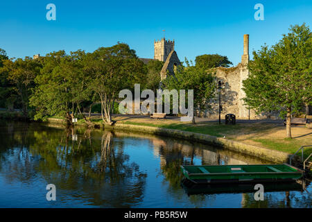 Christchurch Dorset Angleterre 23 Juillet 2018 Vue sur l'image extérieure de la rivière Avon, montrant la maison normande et Prieuré Banque D'Images