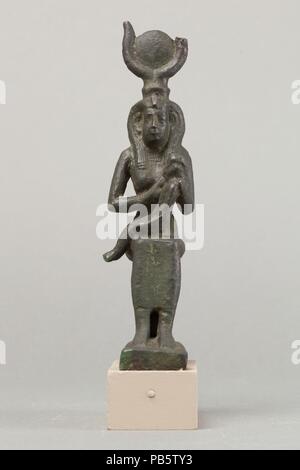 Isis et Horus. Dimensions : H. 14 cm (5 1/2 in.) ; W. 3,7 cm (1 7/16 po) ; D. 6,6 cm (2 5/8 in.) H. (avec tang) : 15,8 cm (6 1/4 in.). Date : 664-30 av. Nom Isis' est d'abord attesté dans la cinquième dynastie dans le textes des pyramides. Elle était l'épouse d'Osiris et la mère d'Horus, et donc a été symboliquement mère au pharaon. Dans la période récente, la popularité de cette importante déesse considérablement augmenté. Elle est presque toujours représenté en forme anthropomorphique, debout ou assis sur un trône. Cette statuette représente la déesse dans son plus cher pose, d'allaiter son fils Horus (connu également comme Banque D'Images