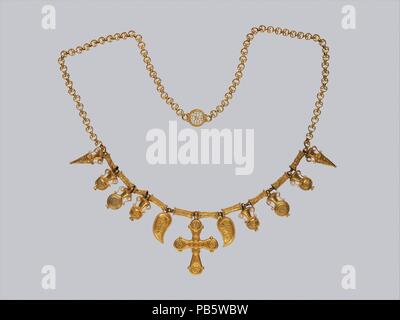 Collier en or avec des ornements. Culture : Byzantine. Dimensions : 34 × 2 × 11/16 7/8 9/16 in., 7.936oz. (88,6 × 6,8 × 1,4 cm, 225g) Autres (pendentif Croix) : 2 × 1 × 11/16 7/8 3/8 in. (6,8 × 4,8 × 1 cm) Autres (poignée) : 1 7/16 x 11/16 x 1/2 in. (3,7 x 1,7 x 1,2 cm) Autres (poignée) : 1 3/8 x 5/8 x 1/2 in. (3,5 x 1,6 x 1,2 cm) Autres (poignée) : 1 5/16 x 11/16 x 9/16 in. (3,3 x 1,7 x 1,4 cm) Autres (poignée) : 1 9/16 x 11/16 x 1/2 in. (4 x 1,8 x 1,2 cm). Date : 6ème siècle. Les 11 ornements détail--une croix, une paire de feuilles, et huit vases (amphores) de différentes formes--sont séparés Banque D'Images