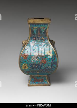 Vase avec des animaux de bon augure. Culture : la Chine. Dimensions : H. 12 3/4 in. (32,4 cm) ; W. 7 1/4 in. (18,4 cm) ; D. 7 1/4 in. (18,4 cm). Date : le 17e siècle. Musée : Metropolitan Museum of Art, New York, USA. Banque D'Images