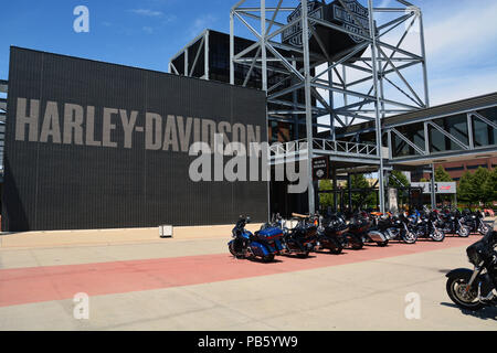 Les cyclistes peuvent garer leurs motos en face de l'entrée pour visiter le musée Harley Davidson à Milwaukee, Wisconsin. Banque D'Images