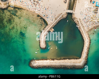 Drone aérien Vue de jetée en béton sur l'eau turquoise de la Mer Noire en Roumanie Costinesti Resort Banque D'Images