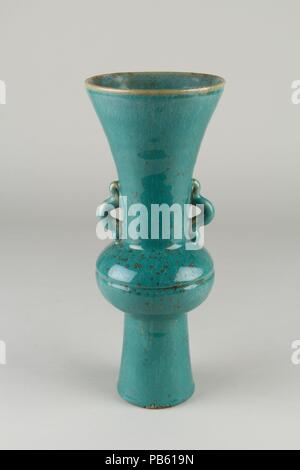 Vase. Culture : le Japon. Dimensions : H. 11 3/4 in. (29,8 cm) ; Diam. 4 3/4 in. (12,1 cm) ; Diam. de la jante 4 3/4 in. (12,1 cm) ; Diam. de 3 in. (7,6 cm). Date : milieu du xixe siècle. Musée : Metropolitan Museum of Art, New York, USA. Banque D'Images