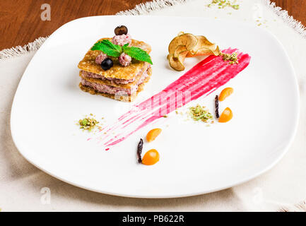 Les aliments crus vegan dessert aux fruits rouges et menthe on white plate Banque D'Images