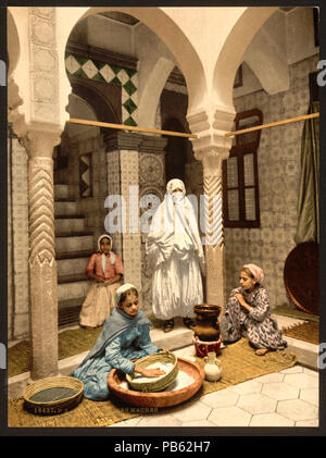 957 Luce Ben Aben, femmes mauresques de la préparation du couscous, Alger, Algérie-RCAC2001697843 Banque D'Images