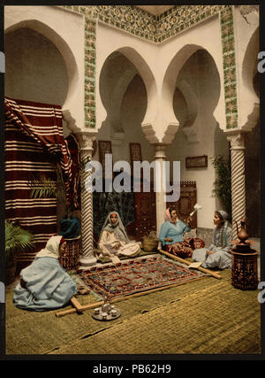 1058 Femmes Maures faire tapis Arabe, Alger, Algérie-RCAC2001697844 Banque D'Images