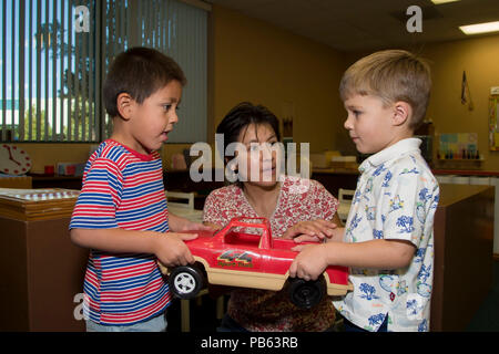 Série de 8 images. Deux jeunes garçons qui se battent pour la possession de l'enseignant explique préscolaire jouets notion de partage. M. © Myrleen Pearson .....Ferguson Cate Banque D'Images