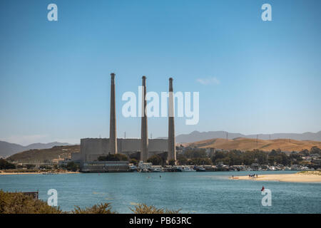 Morro Bay, Californie, USA - 10 juillet 2018 : fermé Dynergy centrale à gaz dans le port sous ciel bleu avec brown Hills dans le dos. La fumée trois st Banque D'Images