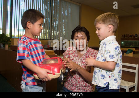 Série de 8 images. Deux jeunes garçons qui se battent pour la possession de l'enseignant explique préscolaire jouets notion de partage. M. © Myrleen Pearson .....Ferguson Cate Banque D'Images