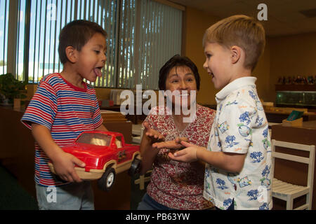 Série de 8 images. Deux jeunes garçons qui se battent pour la possession de l'enseignant explique préscolaire jouets notion de partage. M. © Myrleen Pearson .....Ferguson Cate Banque D'Images