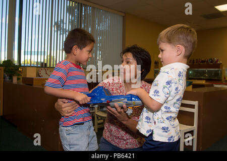 Série de 8 images deux jeunes garçons qui se battent pour la possession de son préscolaire jouets explique notion de partage monsieur © Myrleen Pearson .....Ferguson Cate Banque D'Images