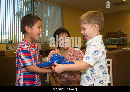 Série de 8 images. Les garçons apprennent que le partage peut faire plaisir à tout le monde Monsieur © Myrleen Pearson............ Ferguson Cate Banque D'Images