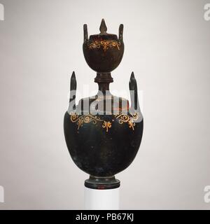 Couvercle en terre cuite du lebes gamikos 96.9.20 (jar associé aux mariages). Culture : le grec, l'italien, de la région des Pouilles. Dimensions : H. 7 11/16 in. (19,5 cm). Date : 4ème siècle avant J.-C.. Sur l'épaule, en vrille couleur ajoutée. Musée : Metropolitan Museum of Art, New York, USA. Banque D'Images