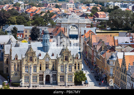 Porte de Menin, Ypres de high view point sur le centre de la ville et du Palais de justice de Grote Markt, construit en style Renaissance flamande aby l'arc Banque D'Images