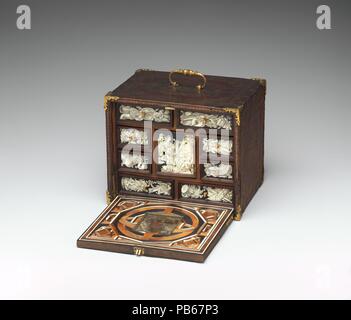 Collector miniature du cabinet. Artiste : Après une composition de Bernard Salomon (Français, ca. 1508-ca. 1561). Culture : l'allemand, peut-être à Nuremberg. Dimensions : hors tout (fermé, confirmé) : 6 × 7 × 1/8 3/8 5 1/2 in. (15,6 × 18,7 × 14 cm) ; dans l'ensemble (ouvert, confirmé) : 6 1/8 × 7 × 11 3/8 in. (15,6 × 18,7 × 27,9 cm). Date : ca. 1600. Trophées d'armes et des instruments de musique ornent les façades, tandis que le panneau de porte centrale montre Orphée jouant devant Pluton et Proserpine pour retrouver Eurydice de la pègre. La composition est basée sur un 1559 gravure sur bois par Bernard Salomon (ca. 1508-1561). La fa Banque D'Images