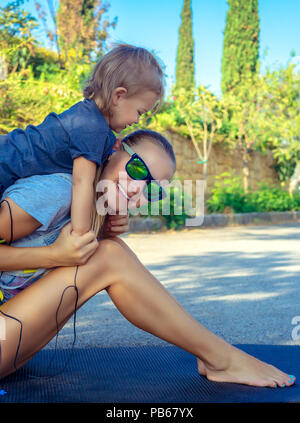 Portrait d'une belle maman et son fils jouer jeux de sport dans le parc aux beaux jours de l'été, heureux de l'enfance active, une bonne famille aimante concept Banque D'Images